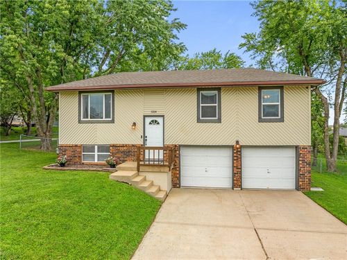 1224 R D Mize Rd, Grain Valley, MO, 64029-9438 | Card Image
