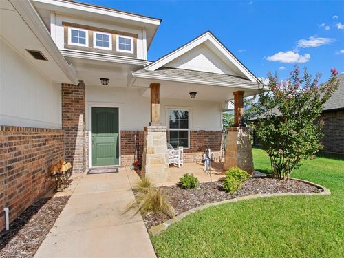 2429 Creekview Drive, Moore, OK, 73160 | Card Image