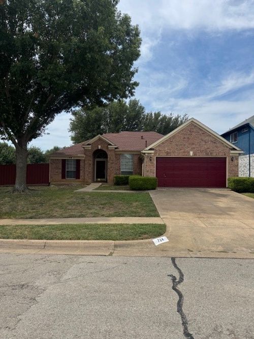 724 Gentry Dr, Arlington, TX, 76018-2352 | Card Image