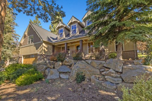 11017 Siskin Ln, Klamath Falls, OR, 97601-8647 | Card Image