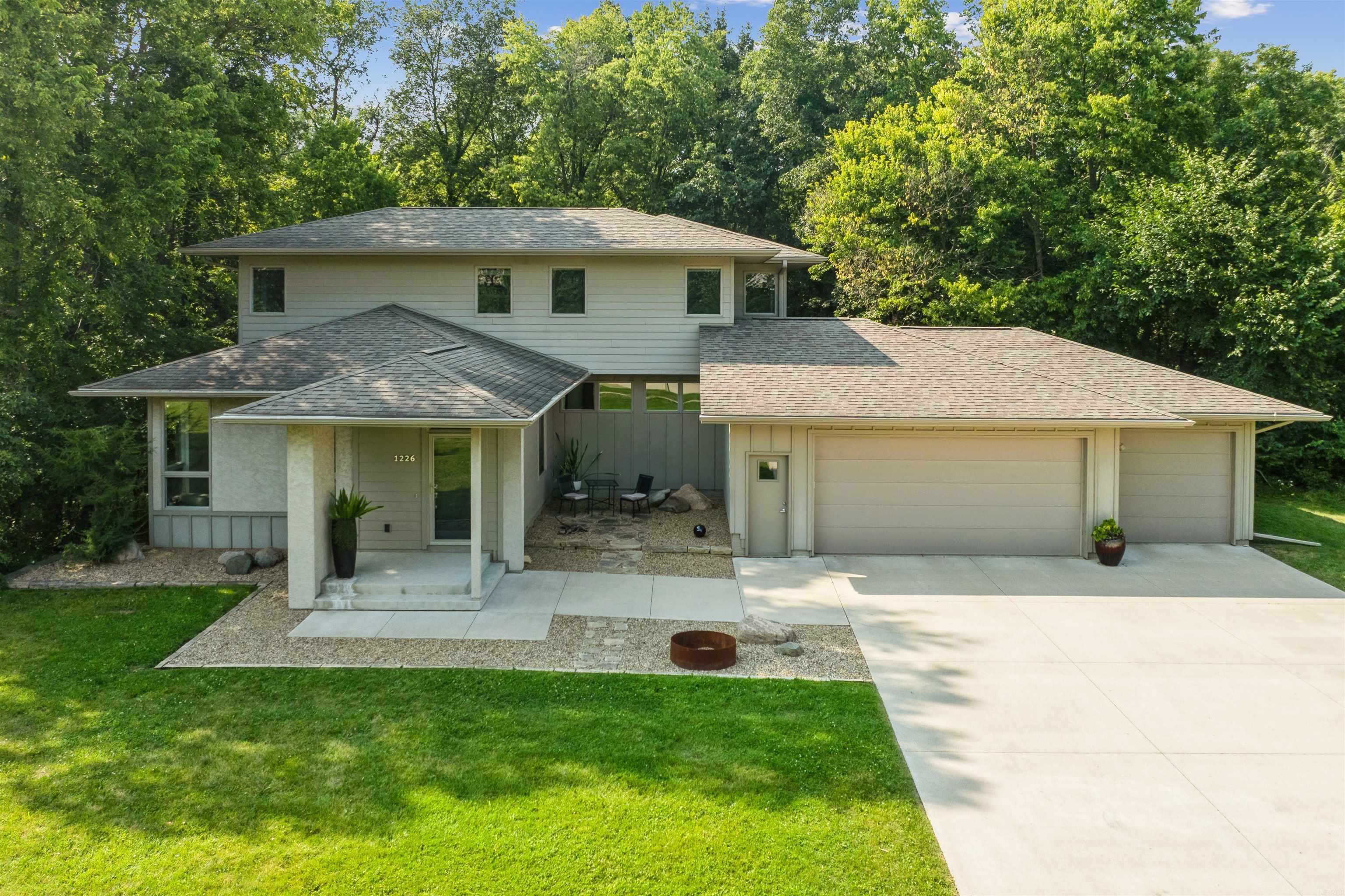 Lakeview Dr, Cedar Falls, IA 50613
