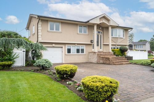 27 Suzanne Ln, Bethpage, NY, 11714-1422 | Card Image