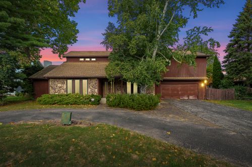 1525 Moccasin Trl, Benton Harbor, MI, 49022-7113 | Card Image