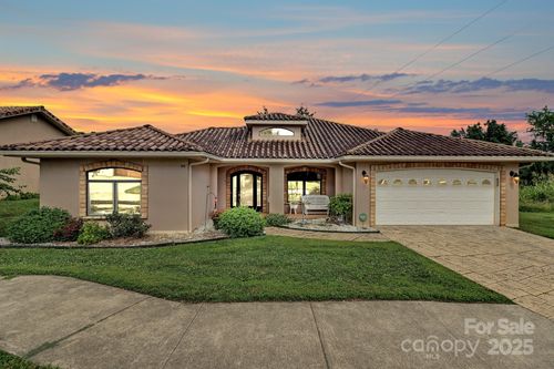 44 Pacifico Dr, Asheville, NC, 28806-8203 | Card Image