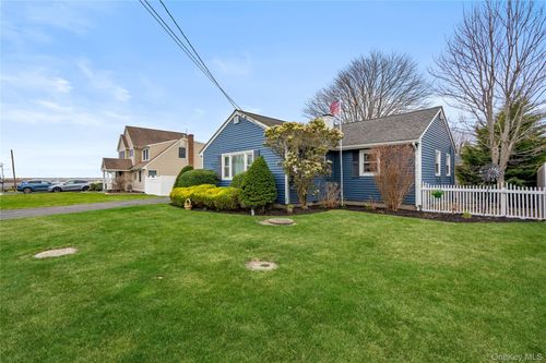 310 Candee Ave, Sayville, NY, 11782-3029 | Card Image
