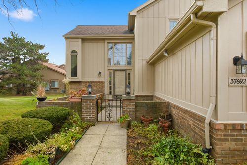 37692 N Laurel Park Dr, Livonia, MI, 48152-2663 | Card Image