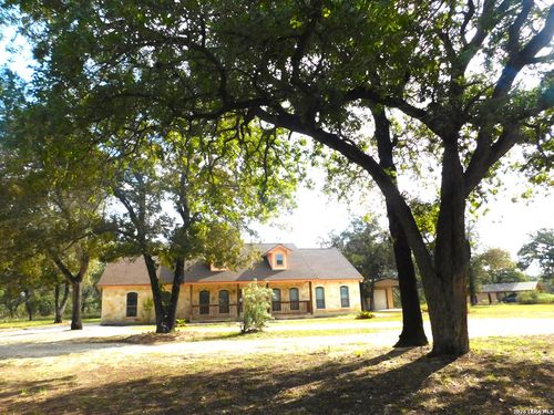 110 Hunters Gln, Floresville, TX, 78114-4212 | Card Image