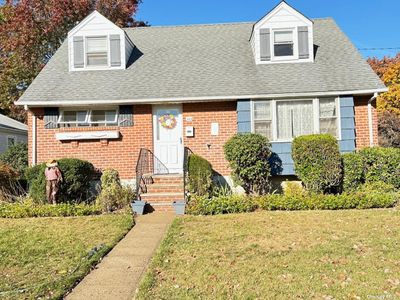 323 Oak Street, House other with 3 bedrooms, 1 bathrooms and null parking in South Hempstead NY | Image 1