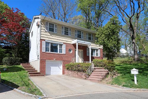 8 Pickwood Ln, Great Neck, NY, 11024-1710 | Card Image