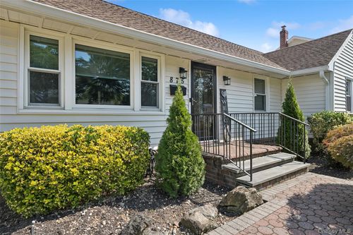 875 Woodside Dr, Wantagh, NY, 11793-1143 | Card Image