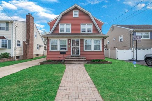 20 Nassau Blvd, Malverne, NY, 11565-2318 | Card Image