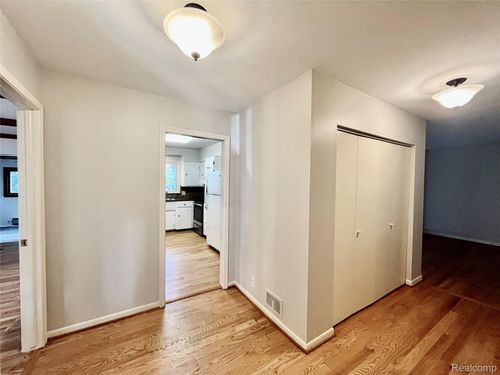 6901 Woodbank Dr, Bloomfield Hills, MI, 48301-3721 | Card Image