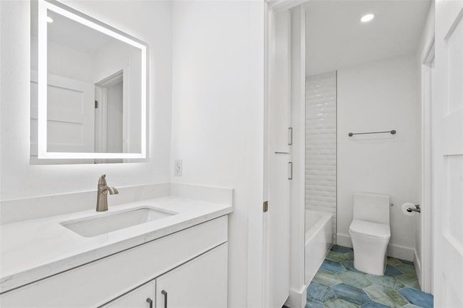 Hollywood Bathroom connects both Guest Bedrooms! | Image 28