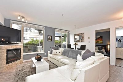 202 - 3089 Oak St, Condo with 2 bedrooms, 1 bathrooms and 1 parking in Vancouver BC | Image 2