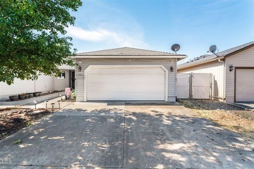 441 Crystal Dr, Eagle Point, OR, 97524-9486 | Card Image