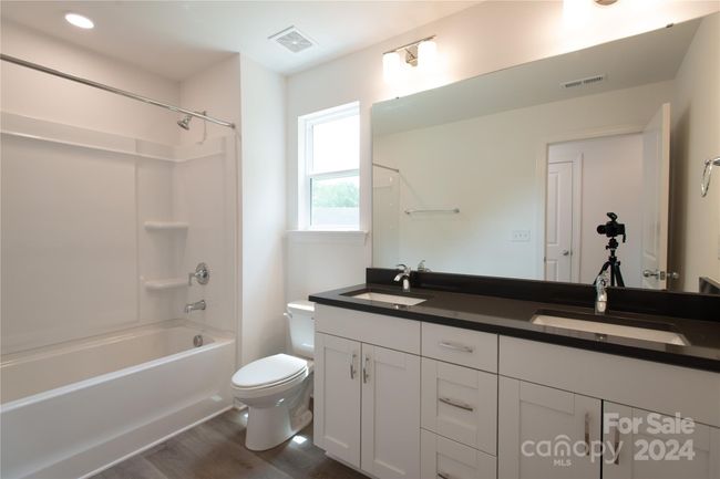 Hall Bathroom | Image 21
