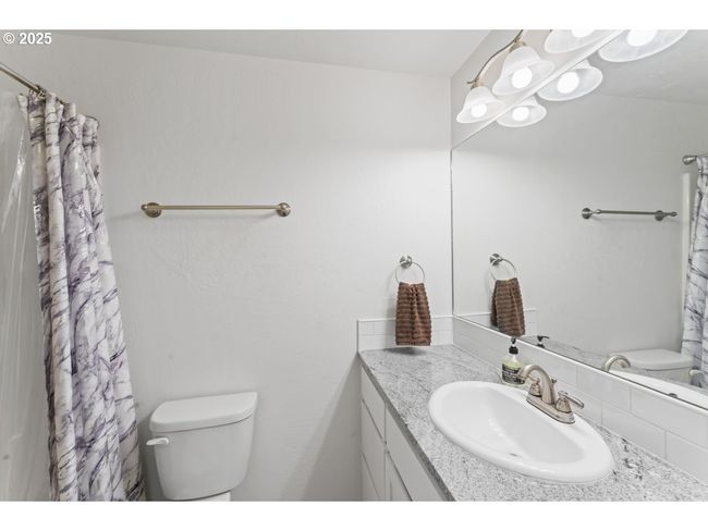 1019 Azure Way, House other with 3 bedrooms, 2 bathrooms and 2 parking in Eagle Point OR | Image 25