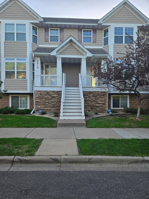 2821 Arona St, Roseville, MN, 55113-1617 | Card Image
