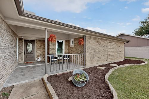 116 Overcrest Dr, Benbrook, TX, 76126-4021 | Card Image