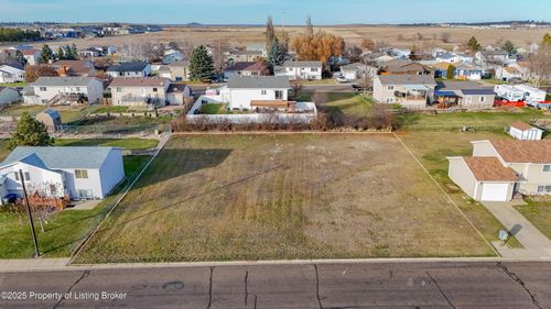 860 27th St W, Dickinson, ND, 58601-2523 | Card Image