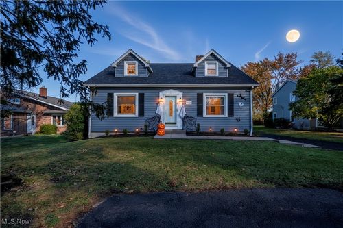 2063 Columbia Rd, Westlake, OH, 44145-3323 | Card Image