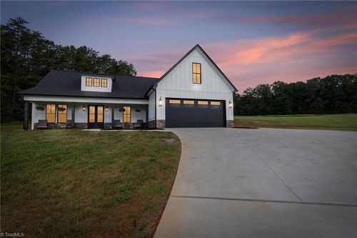 631 Hauser Rd, Pinnacle, NC, 27043-8146 | Card Image