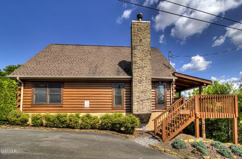 2048 Eagle Feather Dr, Sevierville, TN, 37876-0687 | Card Image