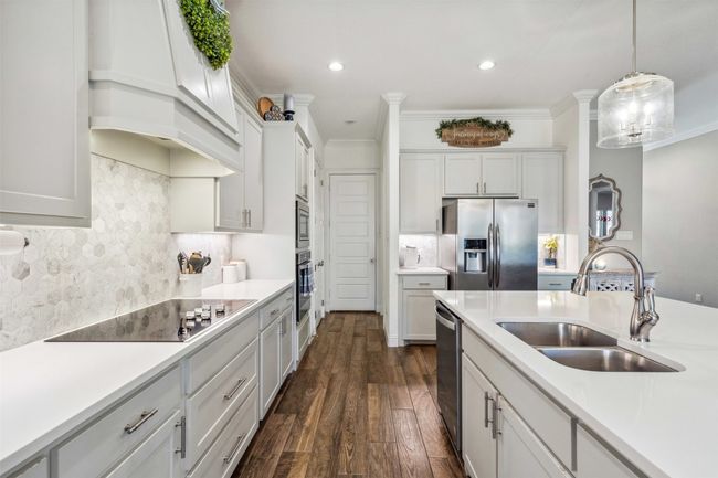 Tons of cabinet and countertop space | Image 17
