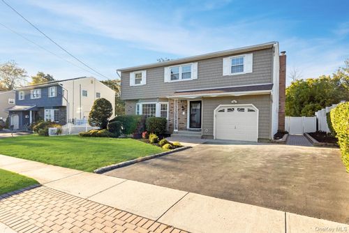 123 Erlanger Blvd, Babylon, NY, 11703-1108 | Card Image