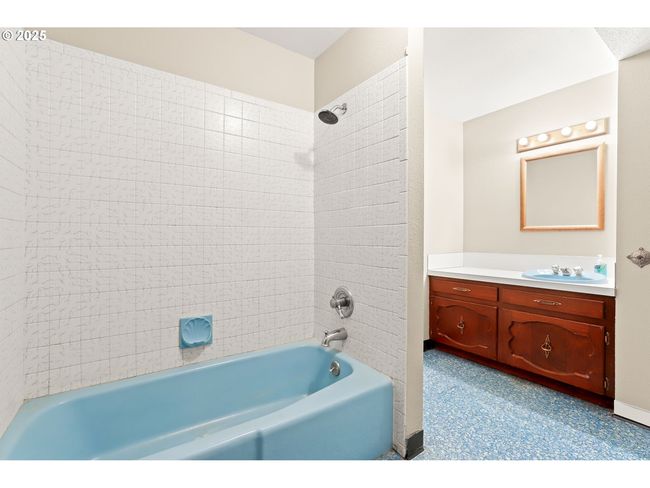 Bathroom-Lower | Image 23