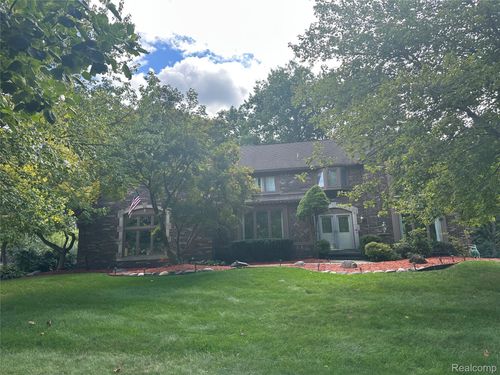 6473 Red Oak Dr, Troy, MI, 48098-2216 | Card Image