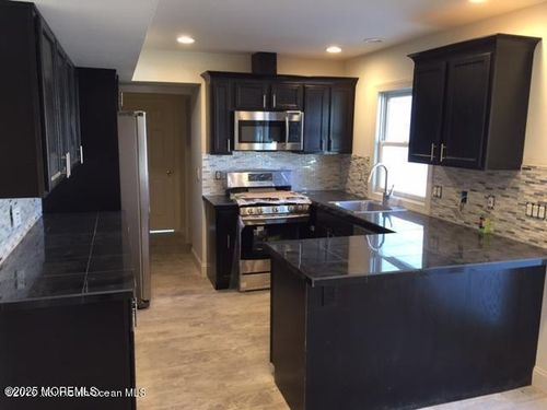 28 Irongate Ln, Aberdeen, NJ, 07747-1722 | Card Image