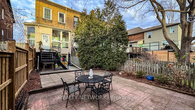 16 Hatt St, House attached with 3 bedrooms, 3 bathrooms and null parking in Dundas ON | Image 23