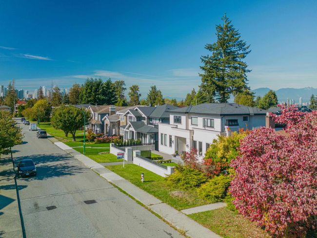 6791 Bryant Street, House other with 6 bedrooms, 8 bathrooms and 5 parking in Burnaby BC | Image 4