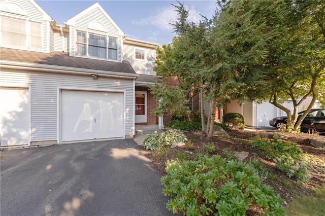 Cross Creek Cir, Breinigsville, PA 18031