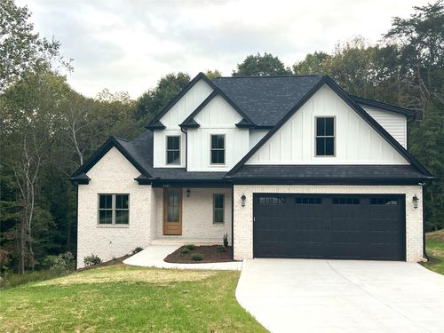 4205 9th St Ne, Hickory, NC, 28601-7301 | Card Image