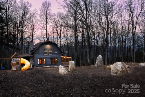 39 Finch Ln, Zirconia, NC, 28790-6766 | Card Image