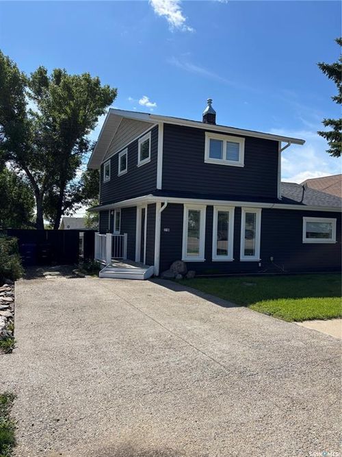 210 6th Ave, Eston, SK, S0L1A0 | Card Image
