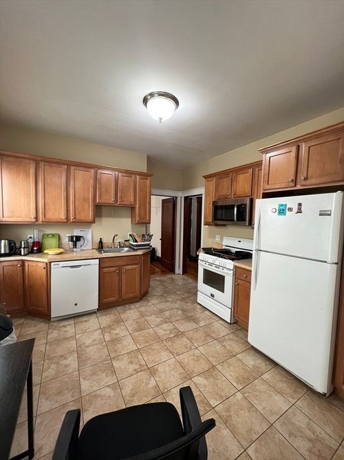 apt-1-223 Holland St, Somerville, MA, 02144-2458 | Card Image