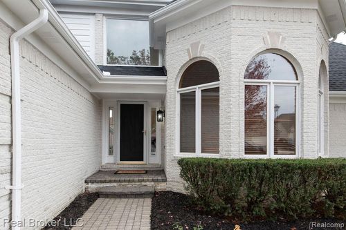 16102 Thames Ln, Macomb, MI, 48042-6185 | Card Image