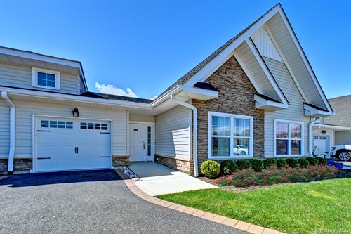 3105 Fox Hill Dr, Calverton, NY, 11933-1395 | Card Image