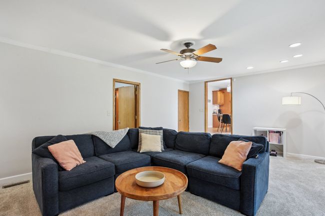 Renovated family room | Image 11