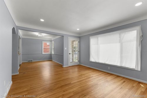 8276 Riverview St, Dearborn Heights, MI, 48127-1414 | Card Image