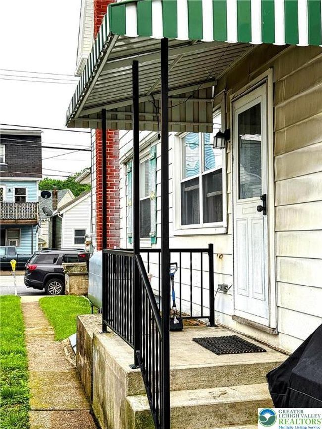 213 E Main St, House other with 4 bedrooms, 2 bathrooms and null parking in Pen Argyl PA | Image 5