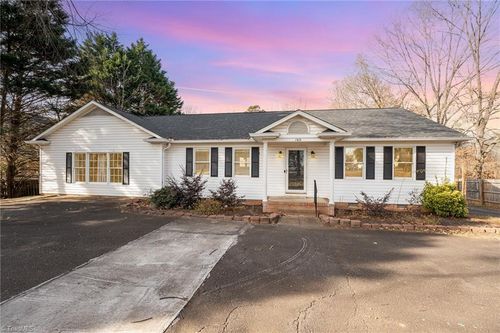 160 N Peace Haven Rd, Winston Salem, NC, 27104-2502 | Card Image