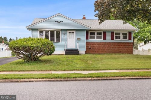 132 Edgewood Ln, BROOKHAVEN, PA, 19015-2208 | Card Image