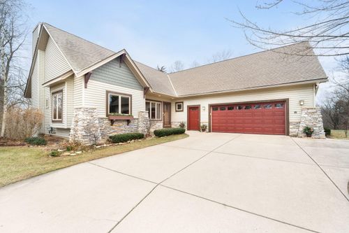 100 Accipiter Ct, Burlington, WI, 53105 | Card Image