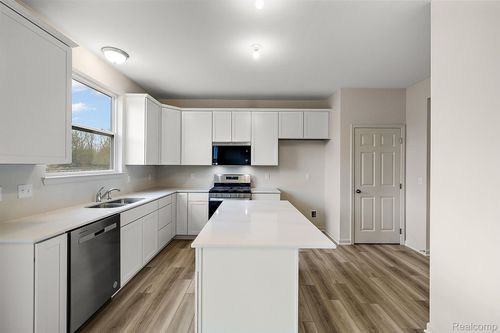 58640 Losino Dr, South Lyon, MI, 48178-2709 | Card Image