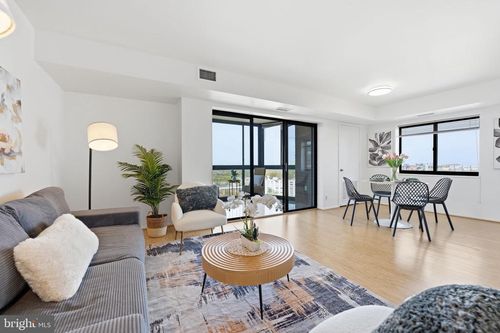 1919-900 N Stafford St, ARLINGTON, VA, 22203-1849 | Card Image