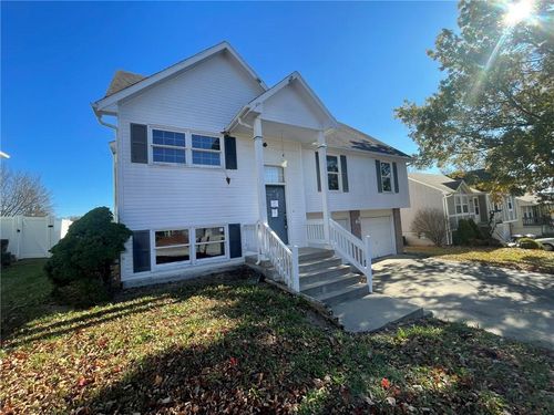 207 Parkway Dr, Warrensburg, MO, 64093-2083 | Card Image